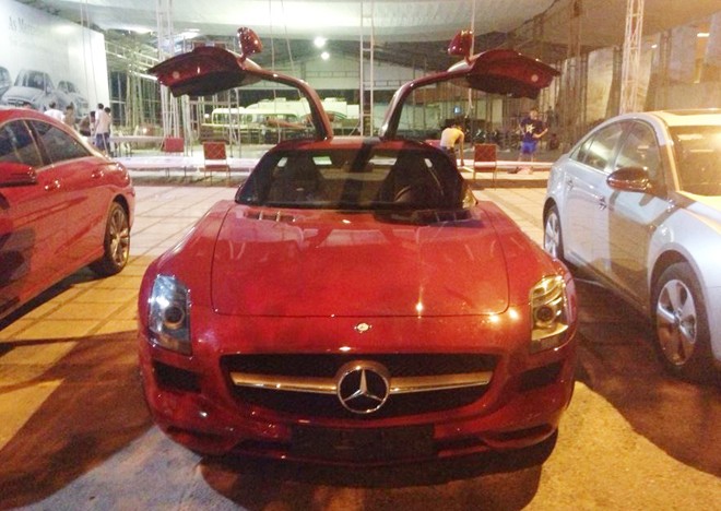 Siêu xe cánh chim Mercedes màu đỏ đến Hà Nội