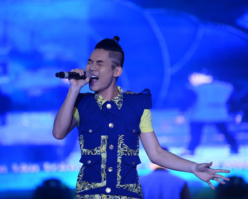 7 chàng trai được Hoài Linh đỡ đầu