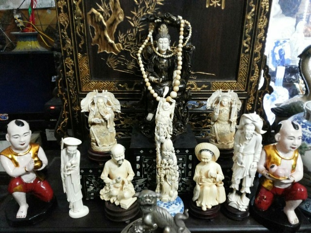 Đại gia trấn giữ uy quyền bằng răng nanh voi đực Đại gia trấn giữ uy quyền bằng răng nanh voi đực