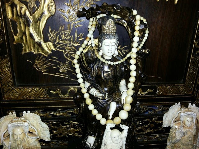 Đại gia trấn giữ uy quyền bằng răng nanh voi đực Đại gia trấn giữ uy quyền bằng răng nanh voi đực