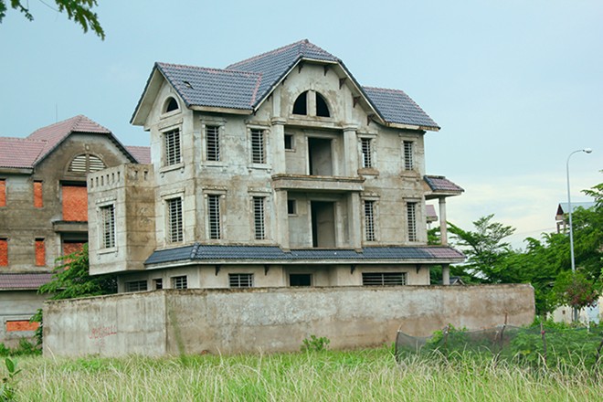 Biệt thự tiền tỷ thành nhà nuôi yến, chuồng gà giữa Sài Gòn