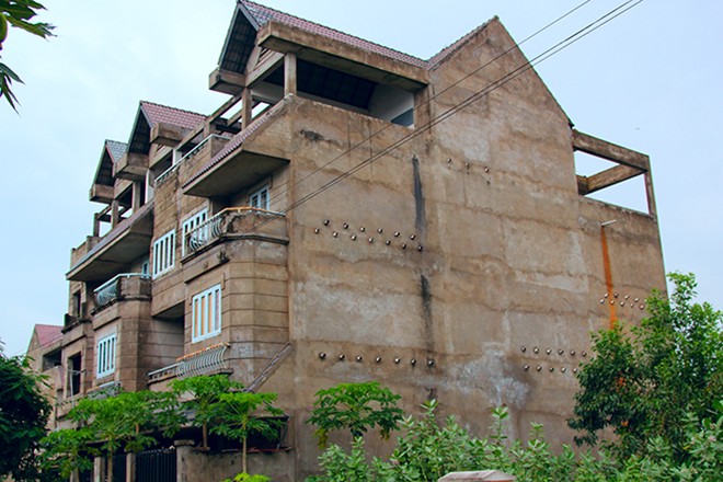 Biệt thự tiền tỷ thành nhà nuôi yến, chuồng gà giữa Sài Gòn