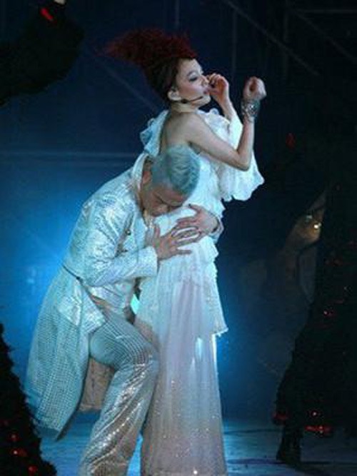 Khi các mỹ nhân làng giải trí bị lợi dụng chạm vòng 3 Khi các mỹ nhân làng giải trí bị lợi dụng chạm vòng 3