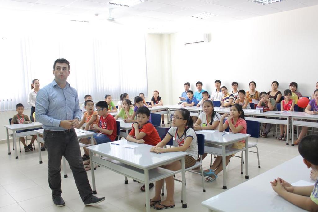 Hàng ngàn người chờ đón thời khắc Vinschool lần đầu mở cửa