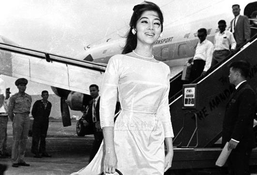 Ngắm lại chân dung của minh tinh Thẩm Thúy Hằng, Kiều Chinh