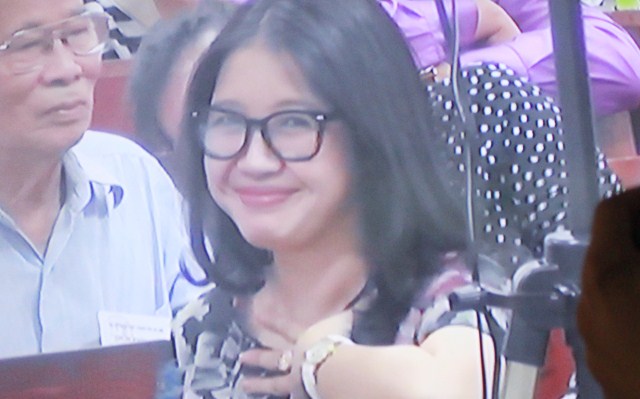 Lạ lùng nụ cười của người đàn bà mà bầu Kiên Lạ lùng nụ cười của người đàn bà mà bầu Kiên