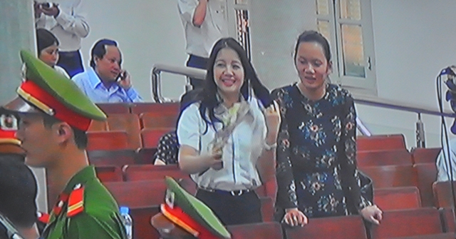 Lạ lùng nụ cười của người đàn bà mà bầu Kiên Lạ lùng nụ cười của người đàn bà mà bầu Kiên