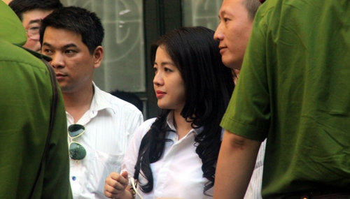 Lạ lùng nụ cười của người đàn bà mà bầu Kiên Lạ lùng nụ cười của người đàn bà mà bầu Kiên