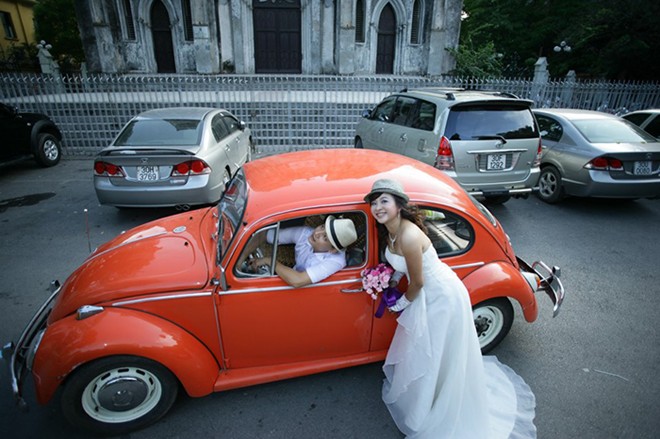 Rộ mốt thuê xe cổ tiền tỷ chụp ảnh cưới, rước dâu ở Sài Gòn