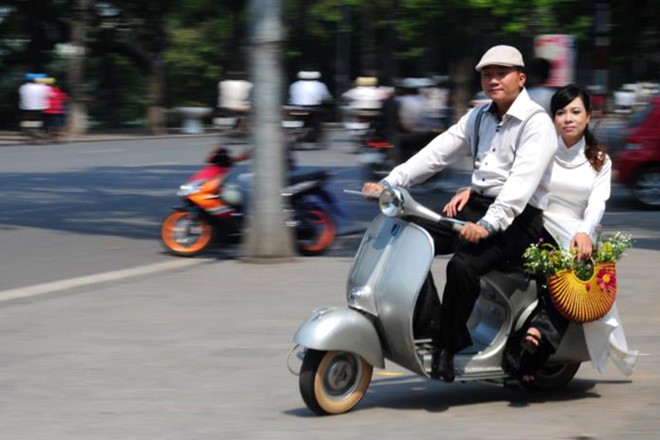 Rộ mốt thuê xe cổ tiền tỷ chụp ảnh cưới, rước dâu ở Sài Gòn