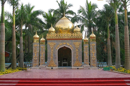 Sững sờ nhà giàu Việt Nam mang đống vàng ra dát nhà