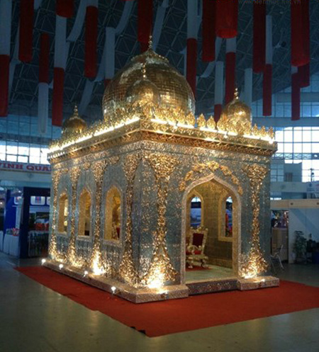 Sững sờ nhà giàu Việt Nam mang đống vàng ra dát nhà