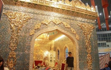 Sững sờ nhà giàu Việt Nam mang đống vàng ra dát nhà