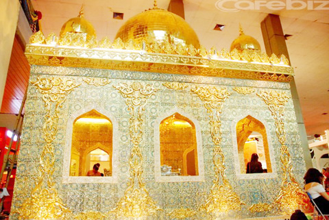 Sững sờ nhà giàu Việt Nam mang đống vàng ra dát nhà