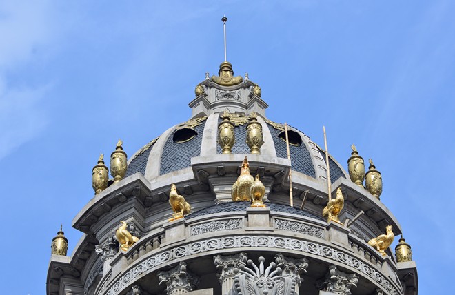 Sững sờ nhà giàu Việt Nam mang đống vàng ra dát nhà