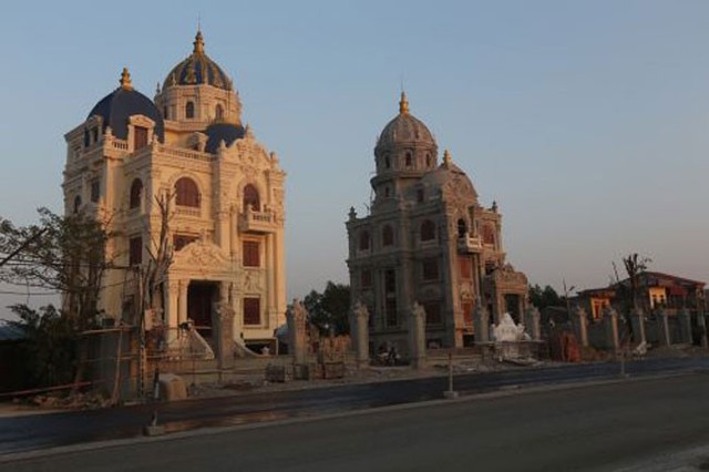 Sững sờ nhà giàu Việt Nam mang đống vàng ra dát nhà