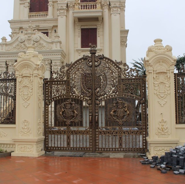 Sững sờ nhà giàu Việt Nam mang đống vàng ra dát nhà