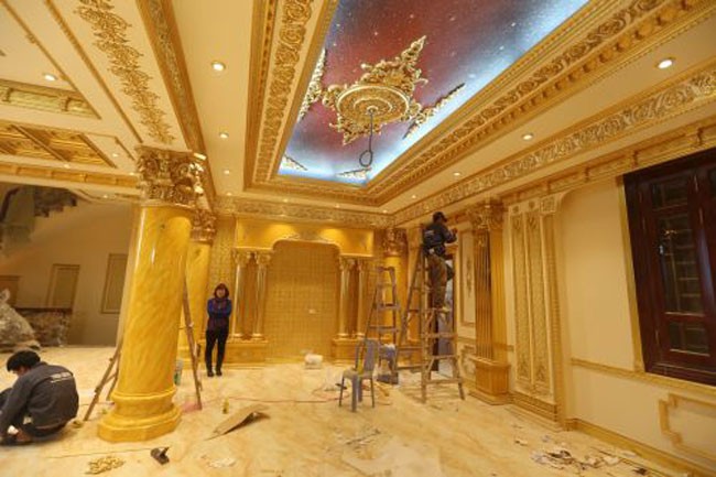 Sững sờ nhà giàu Việt Nam mang đống vàng ra dát nhà