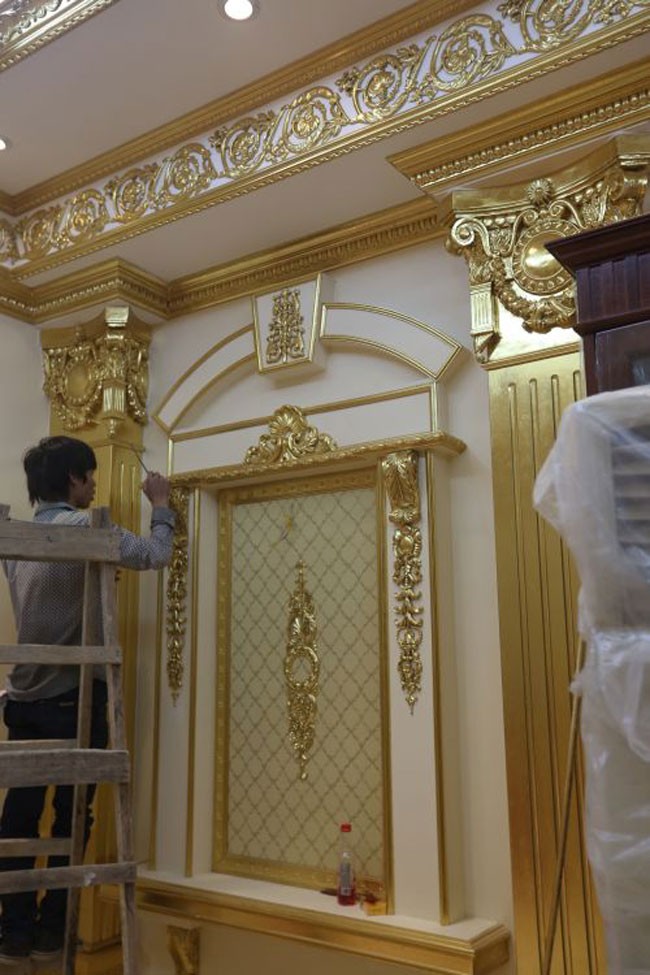 Sững sờ nhà giàu Việt Nam mang đống vàng ra dát nhà