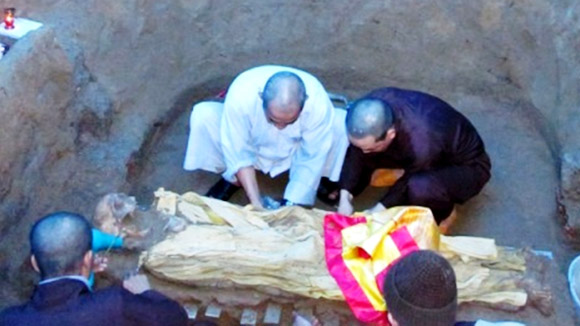 Di cốt hòa thượng đã chôn mấy chục năm mà không phân hủy Di cốt hòa thượng đã chôn mấy chục năm mà không phân hủy