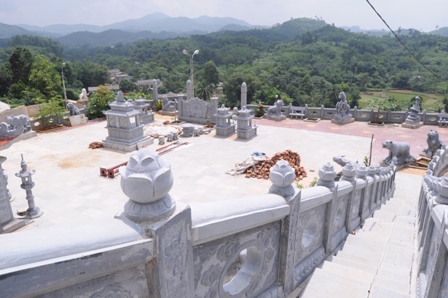 Đại gia Yên Bái: Xẻ núi xây mộ đá 15 tỷ