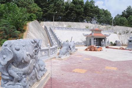 Đại gia Yên Bái: Xẻ núi xây mộ đá 15 tỷ