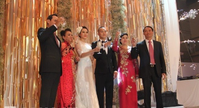 Bố chồng Ngọc Thạch, mẹ chồng Hà Hồ “bốc hơi” cả chục tỷ đồng