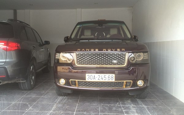 Đại gia sở hữu đôi siêu xe mạ vàng 24K