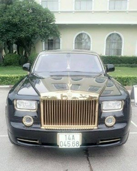 Đại gia sở hữu đôi siêu xe mạ vàng 24K