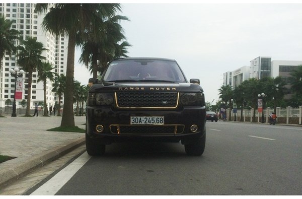 Đại gia sở hữu đôi siêu xe mạ vàng 24K