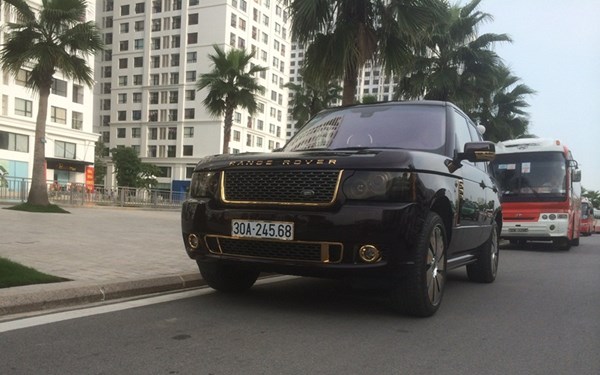 Đại gia sở hữu đôi siêu xe mạ vàng 24K