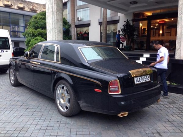 Đại gia sở hữu đôi siêu xe mạ vàng 24K