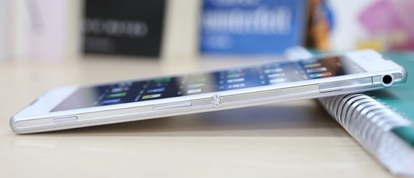 2 “siêu phẩm” đình đám màn hình 6 inch đầu bảng hiện nay