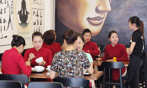 Tiếp viên trưởng hàng không bán bún đậu kiếm 1,5-2 tỉ đồng/tháng Tiếp viên trưởng hàng không bán bún đậu kiếm 1,5-2 tỉ đồng/tháng