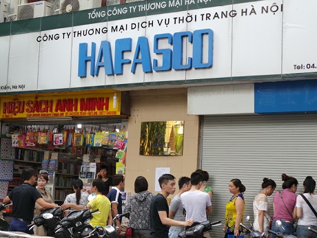 Hò nhau cậy cửa xông vào mua hàng hiệu Gucci giá bèo