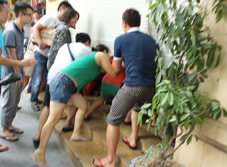 Hò nhau cậy cửa xông vào mua hàng hiệu Gucci giá bèo