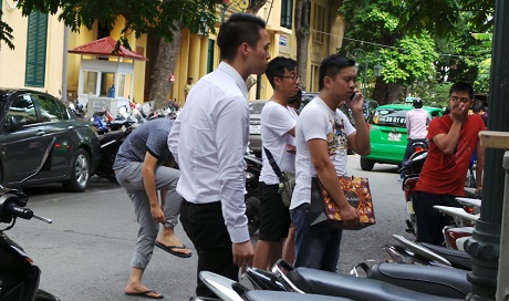 Hò nhau cậy cửa xông vào mua hàng hiệu Gucci giá bèo