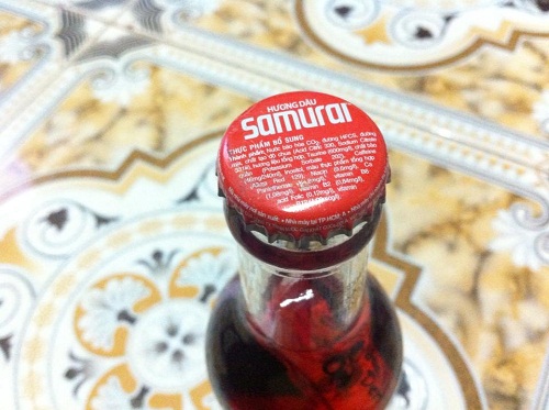 Phát hoảng vỏ kẹo bên trong chai nước ngọt Samurai Phát hoảng vỏ kẹo bên trong chai nước ngọt Samurai