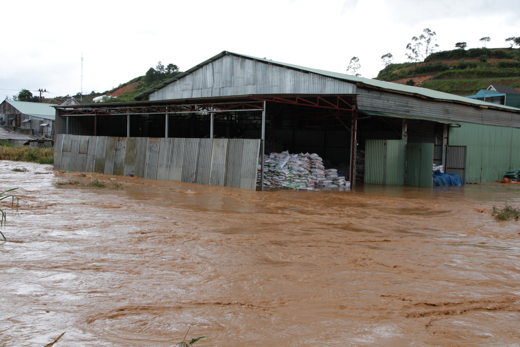 Trận mưa đá lịch sử trút xuống chân núi Lang Biang Trận mưa đá lịch sử trút xuống chân núi Lang Biang