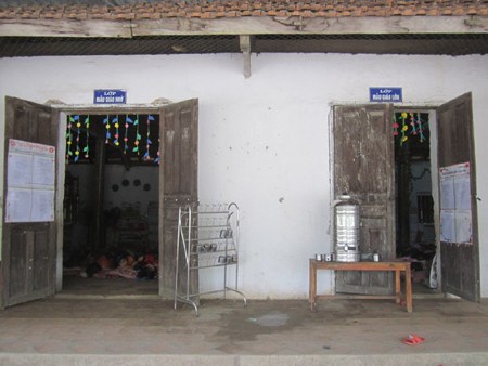 Cô trò hoang mang vừa học vừa lo... trường sập