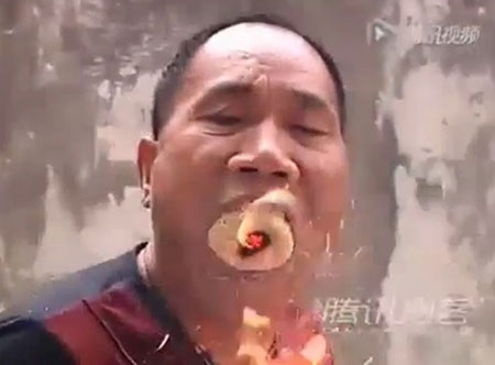 Rùng mình người đàn ông thổi ra khói, lửa Rùng mình người đàn ông thổi ra khói, lửa