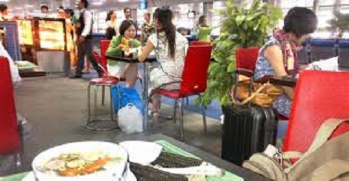Chậm chuyến, hãng bay phải phục vụ ăn uống cho khách 