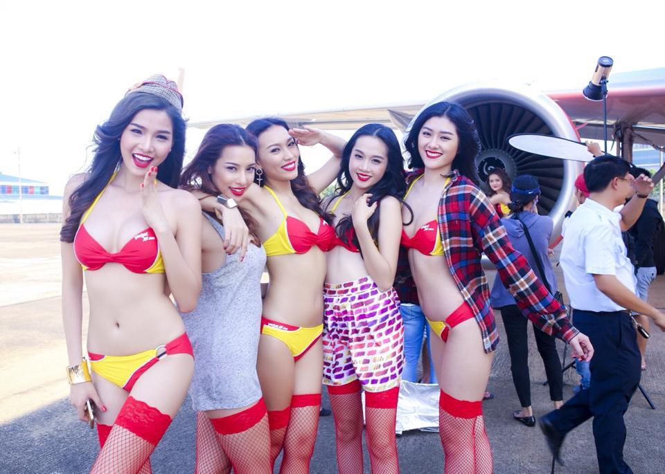 Ảnh Ngọc Trinh mặc bikini quảng cáo Vietjet như đóng phim cấp 3?
