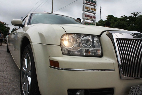 Giới trẻ thành Vinh xôn xao với siêu xe dài gần 9m