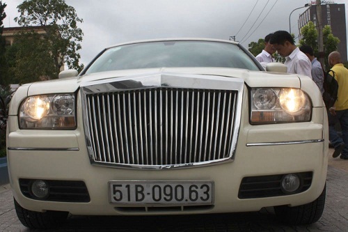 Giới trẻ thành Vinh xôn xao với siêu xe dài gần 9m