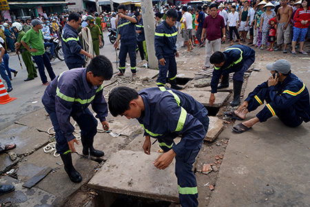 Chưa tìm được tung tích bé trai bị nước cuốn xuống cống