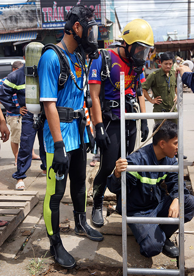 Chưa tìm được tung tích bé trai bị nước cuốn xuống cống