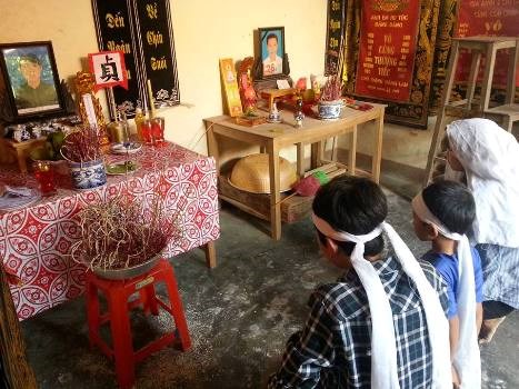 Xót xa cảnh 3 chị em trong chưa đầy một năm mất cả cha lẫn mẹ