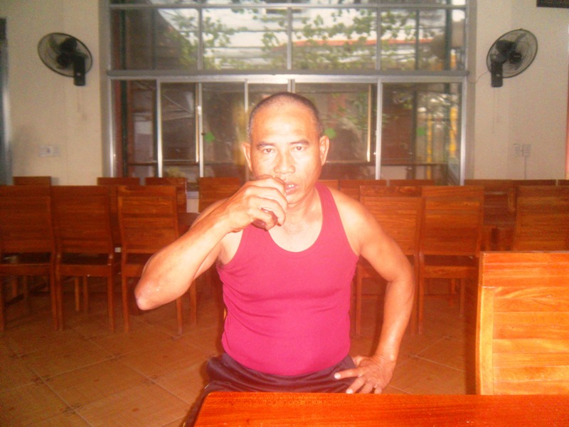 Video: Thêm một người có khả năng nhai, nuốt thủy tinh như ăn cơm