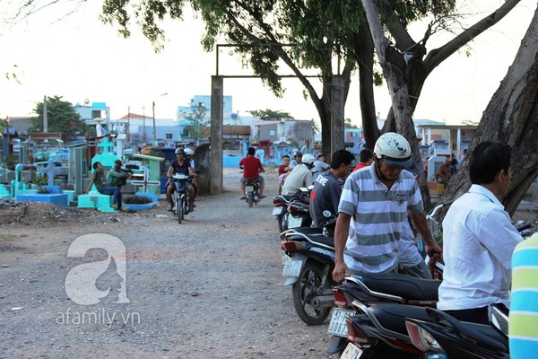 Sống và mại dâm ngay giữa nghĩa trang lớn tại TP.HCM